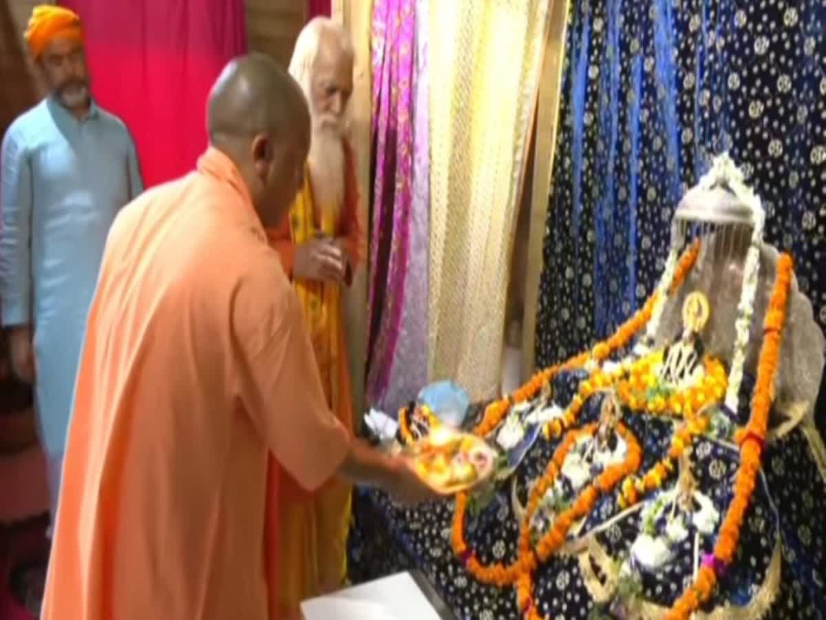 Ayodhya News:तैयारियों का जायजा लेने अयाेध्‍या पहुंचे सीएम योगी, मंदिर परिसर का भी किया निरीक्षण